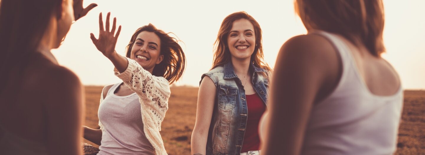 Dames lachend high-fiven