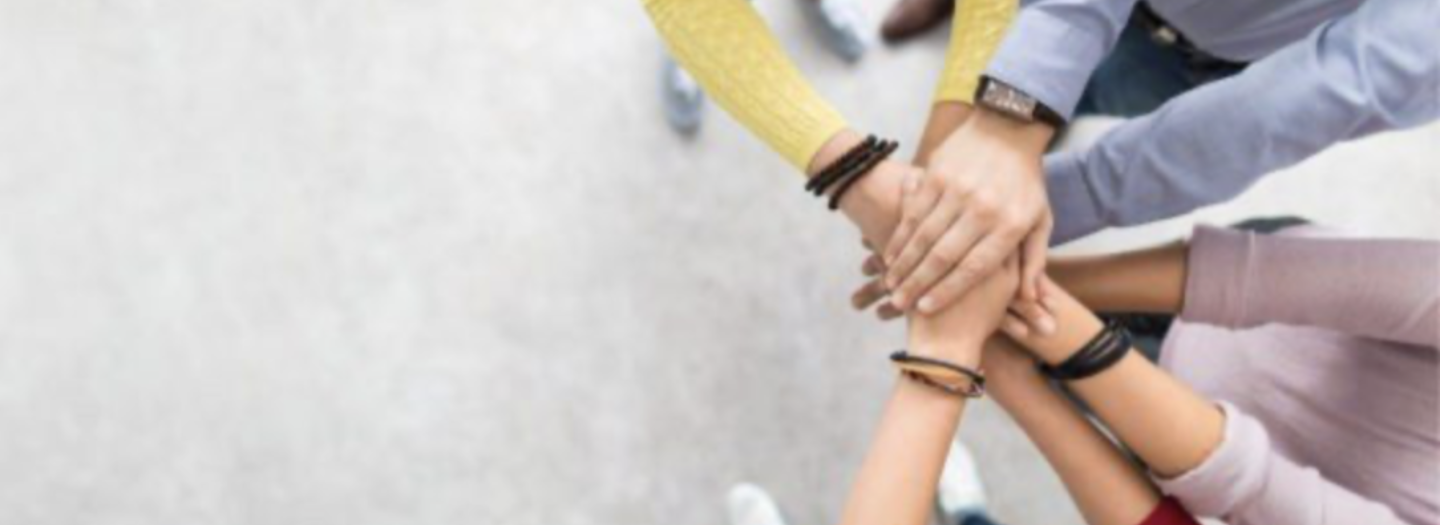 Team handen op elkaar