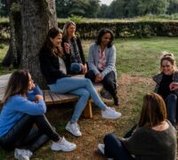 Groep buiten lachend