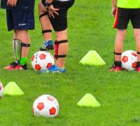 Kinderen op voetbalveld