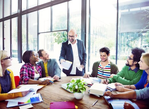 Team lachend overleg