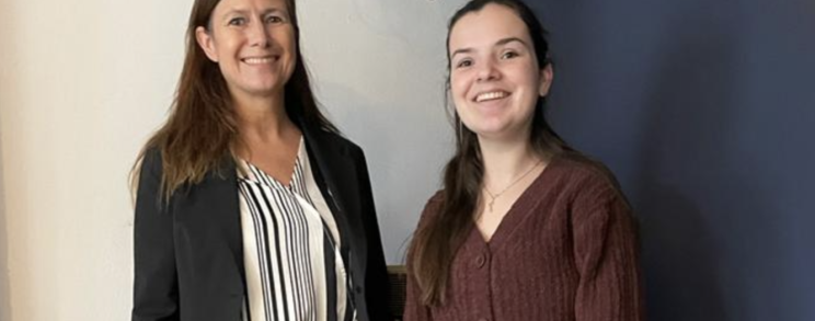 Marion lachend met dame