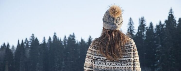 Vrouw in de winter bijgesneden