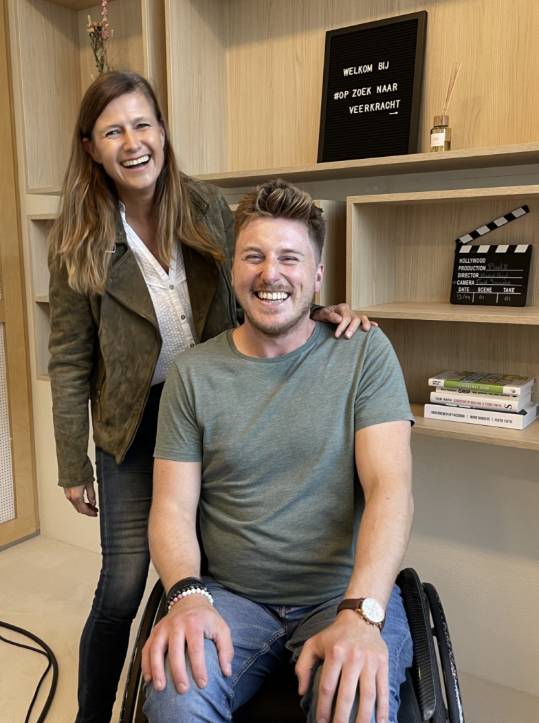 Marion lachend met man in rolstoel