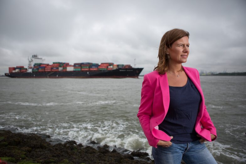 Marion op het strand (met containerschip op achtergrond)